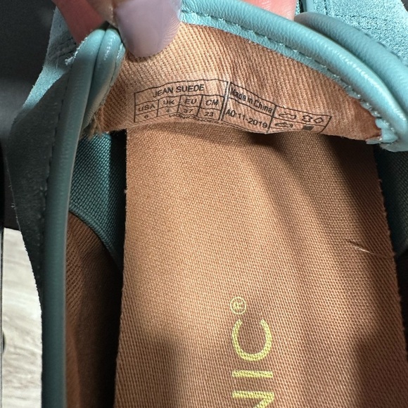 VIONIC Teal Suede Sneakers size 6 pre owned Exellent condition. - Picture 7 of 8